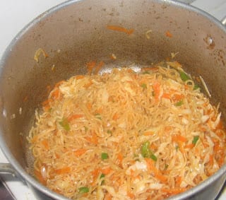 Noodles with vegetables and stew